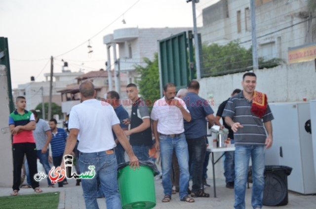 فيديو : المئات يؤدون صلاة عيد الأضحى والرئيس عادل بدير والأهالي يتصافحون ويهنئون ويعم السرور كل الحضور